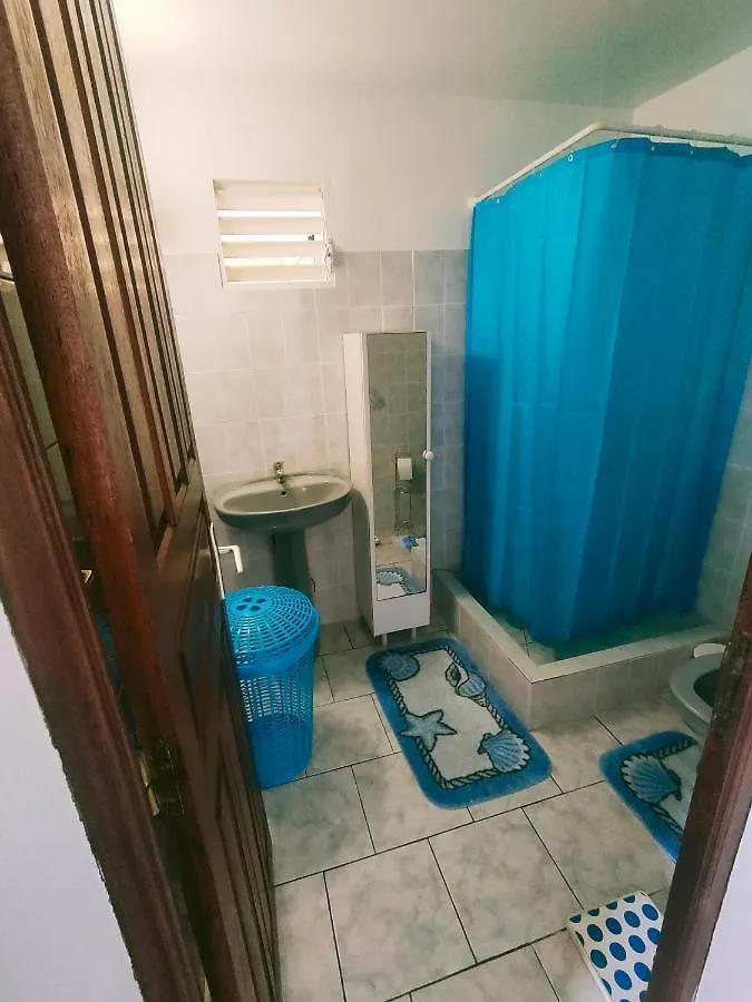 Bas De Villa Type F2 Proche Commodites Le Moule Daire